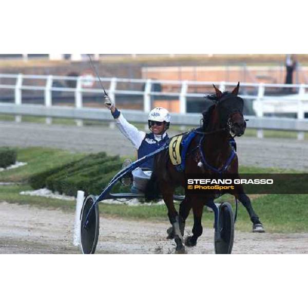 Leif Witasp exulting with Turbo Sund on the winning post of Gran Premio Uet- 3yr. old european championship Milan, 12th september 2004 ph. Stefano Grasso