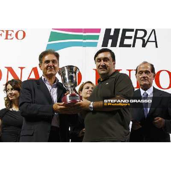 the owner of Looney Tunes receives the cup from avv. Gragnanello after winning the Campionato Europeo 2010 Cesena, 4th sept. 2010 ph.StefanoGrasso