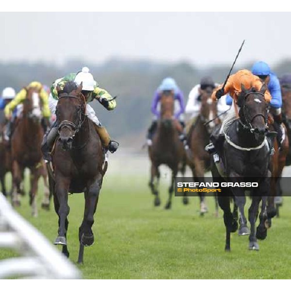 Rakti (left) beats Lucky Story pic Bill Selwyn 25-9-04