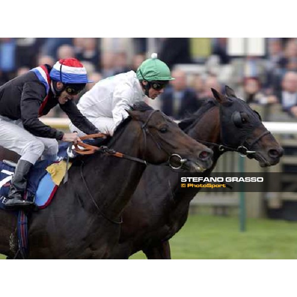 Contrasting emotions as John Murtagh (nearside) on POlar Ben grabs Salselon and Frankie Dettori close home pic Bill Selwyn 1-10-04