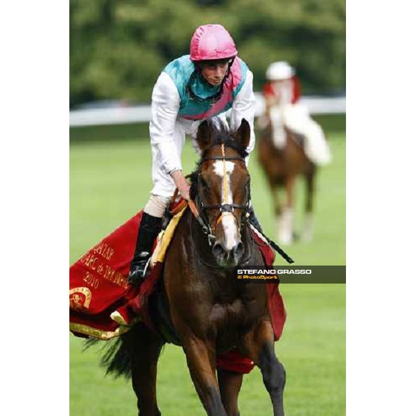 Ryan Moore and Workforce win the Qatar Prix de l\'Arc de Triomphe beating Nakayama Festa Paris - Longchamp, 3rd oct. 2010 ph. Stefano Grasso