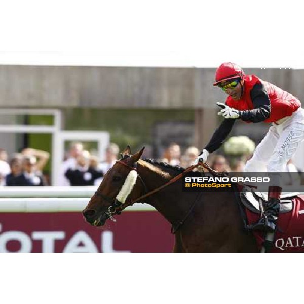 Gerald Mosse on Gentooo wins the Qatar Prix du Cadran Paris - Longchamp, 3rd oct. 2010 ph. Stefano Grasso