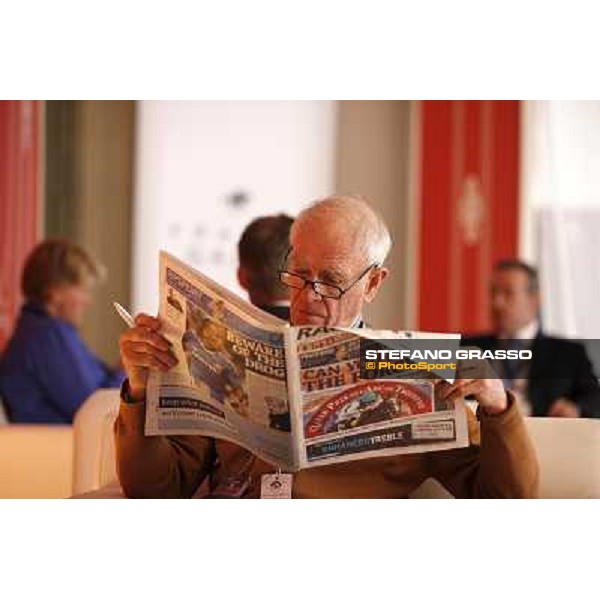 Portraits and Emotions from the Qatar Prix de l\'Arc de Triomphe - Top Class racecourse commentaor Robin Gray reading the Racing Post before going on assignement Paris - Longchamp, 3rd oct. 2010 ph. Stefano Grasso