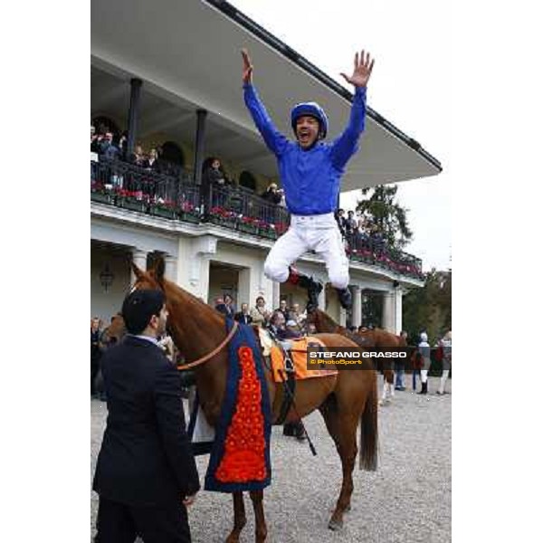 Frankie Dettori jumps from Rio de la Plata after winning the Premio Vittorio di Capua Milan - San Siro racetrack, 9th october 2010 ph. Stefano Grasso