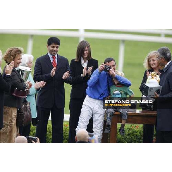 prize giving ceremony for Frankie Dettori and Godolphin connection after winning the Premio Vittorio di Capua Milan - San Siro racetrack, 9th october 2010 ph. Stefano Grasso