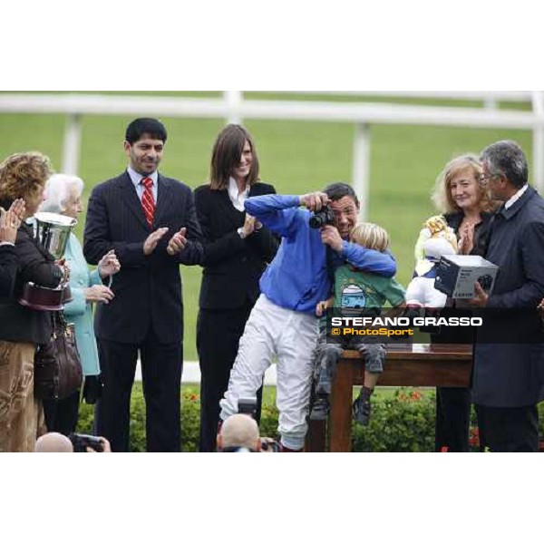 prize giving ceremony for Frankie Dettori and Godolphin connection after winning the Premio Vittorio di Capua Milan - San Siro racetrack, 9th october 2010 ph. Stefano Grasso