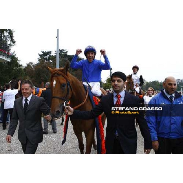 Frankie Dettori on Rio de la Plata and Saeed Bin Suroor enter the winner enclosure after winning the Premio Vittorio di Capua Milan - San Siro racetrack, 9th october 2010 ph. Stefano Grasso