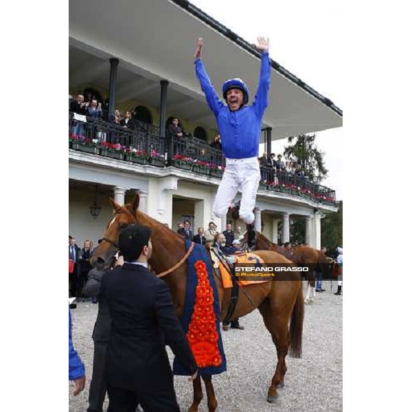 Frankie Dettori jumps from Rio de la Plata after winning the Premio Vittorio di Capua Milan - San Siro racetrack, 9th october 2010 ph. Stefano Grasso