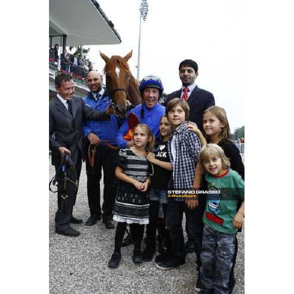 a group photo for Frankie Dettori, his five children, Saeed Bin Suroor and Rio de la Plata after winning the Premio Vittorio di Capua Milan - San Siro racetrack, 9th october 2010 ph. Stefano Grasso