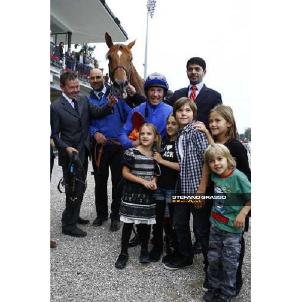 a group photo for Frankie Dettori, his five children, Saeed Bin Suroor and Rio de la Plata after winning the Premio Vittorio di Capua Milan - San Siro racetrack, 9th october 2010 ph. Stefano Grasso