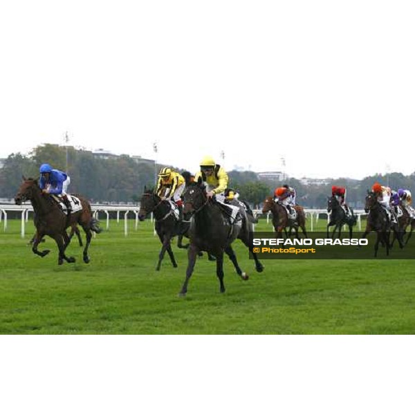 Neil Callan and Sajjhaa win the Premio Sergio Cumani beating Frankie Dettori on Aspectoflove Milan - San Siro racetrack, 9th october 2010 ph. Stefano Grasso