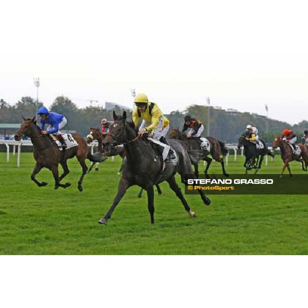 Neil Callan and Sajjhaa win the Premio Sergio Cumani beating Frankie Dettori on Aspectoflove Milan - San Siro racetrack, 9th october 2010 ph. Stefano Grasso