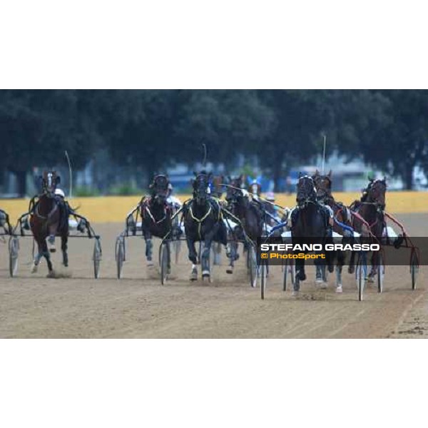 straight of 77° Derby Italiano del Trotto Enrico Bellei with Echò dei Veltri leads at last 50 meters Rome, 10th october 2004 ph. Stefano Grasso
