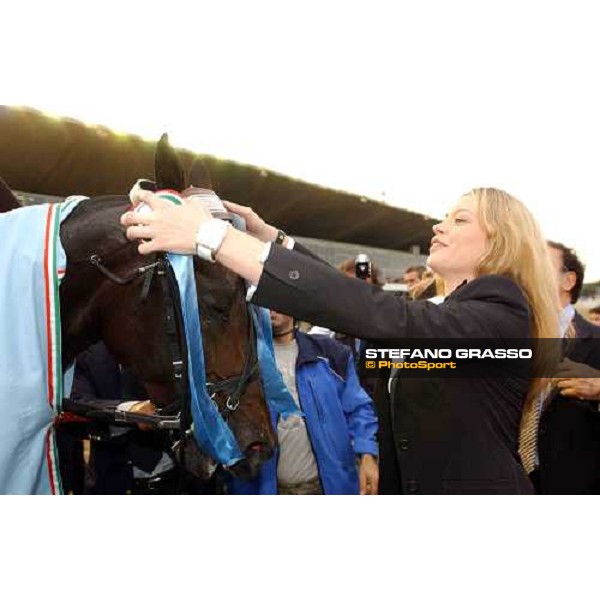 Anna Falchi with Echò dei Veltri in the winner circle of the77° Derby Italiano del Trotto Rome, 10th october 2004 ph. Stefano Grasso
