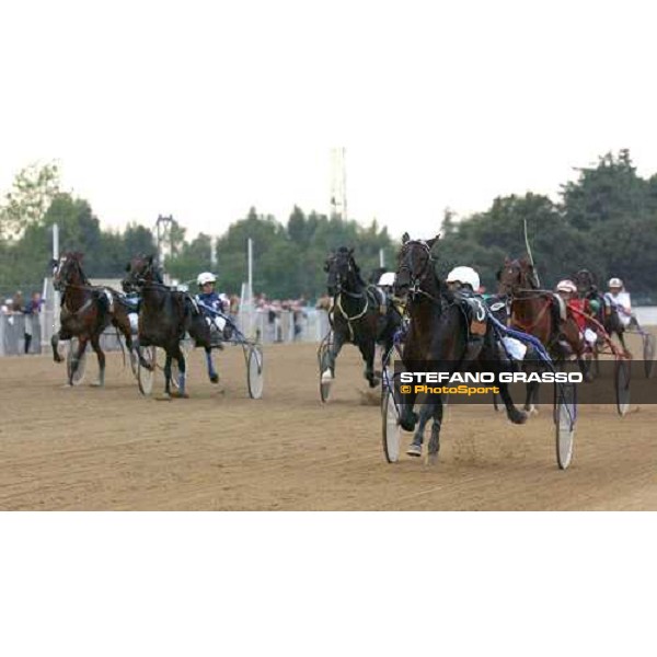 77° Derby Italiano del Trotto Enrico Bellei with Echò dei Veltri at last 50 meters to the winning post of the77° Derby Italiano del Trotto Rome, 10th october 2004 ph. Stefano Grasso