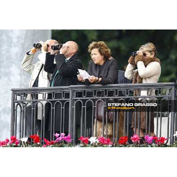 Franca Vittadini, Diana Cooper and Arturo Brambilla watching the Premio Vittorio di Capua Milan - San Siro racetrack, 9th oct. 2010 ph. Stefano Grasso