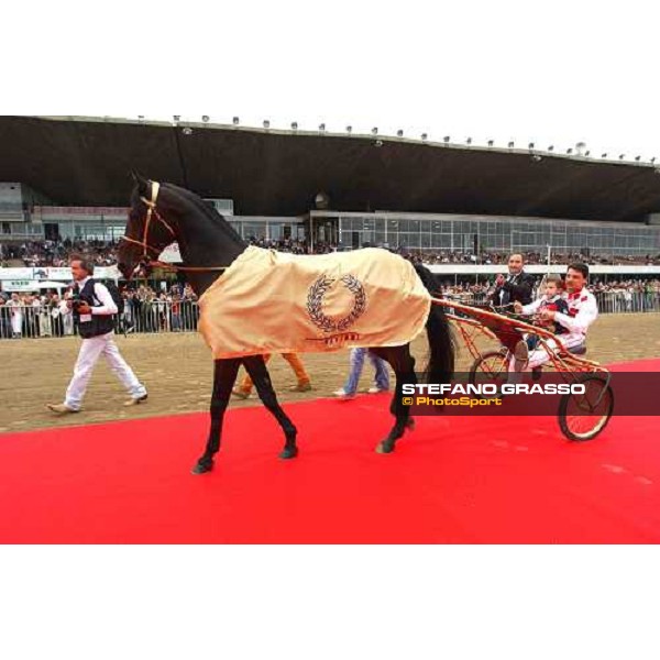 77° Derby Italiano del Trotto Varenne In Tour - Varenne and Giampaolo Minnucci in front of the public of Tordivalle racetrack Rome, 10th october 2004 ph. Stefano Grasso