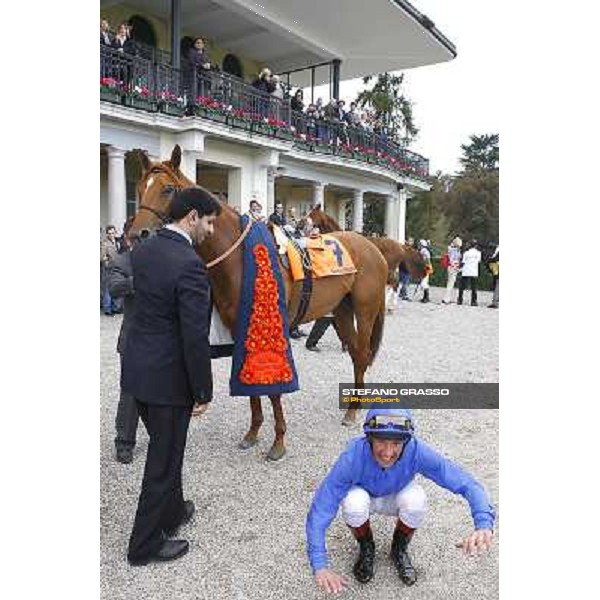 Frankie Dettori lands the Premio Vittorio di Capua Milan - San Siro racetrack, 9th oct. 2010 ph. Stefano Grasso