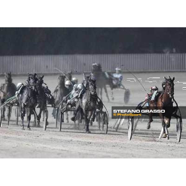 Gran Criterium \'Memorial Piero Biondi\' - the straight - Pietro Gubellini with Owen\'s Club followed by Federico Esposito with Opal Brown Milan - San Siro racetrack, 14th nov. 2010 ph. Stefano Grasso