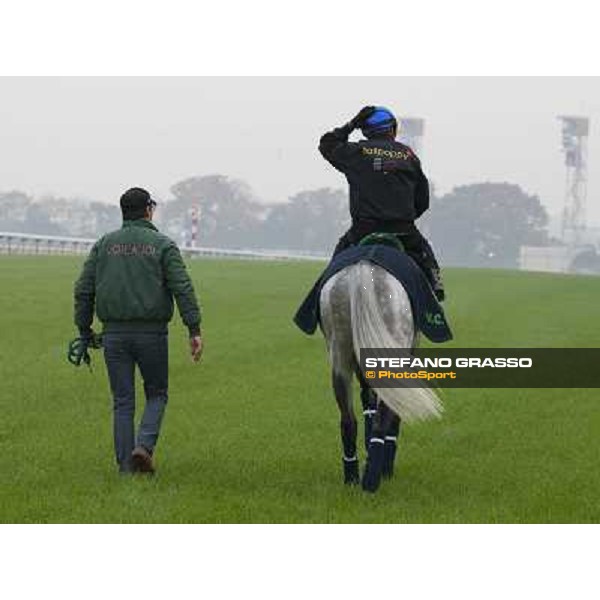 Morning trackworks at Fuchu racecourse - Voila Ici, Mirco Demuro and Luigi Rosa Tokyo, 26th nov. 2010 ph. Stefano Grasso