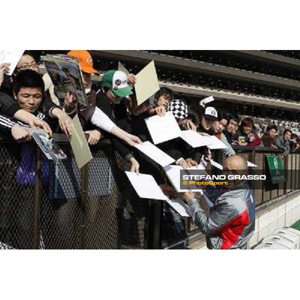 Mike Smith signs autograhps to his japanese fans Tokyo- Fuchu racecourse, 27th nov. 2010 ph. Stefano Grasso