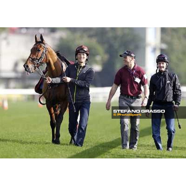 Morning trackworks at Sha Tin racetrack - Beethoven and his connection Hong Kong- Sha Tin, 8th dec. 2010 ph. Stefano Grasso