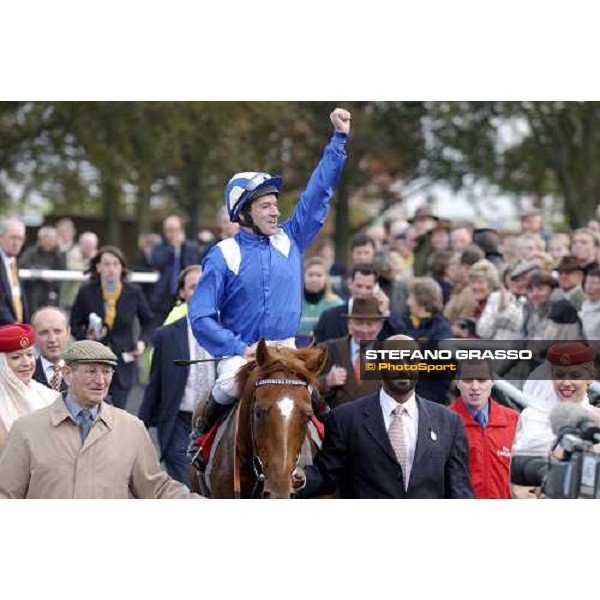 Haafhd wins for a jubilant Richard Hills pic Bil Selwyn 16-10-04