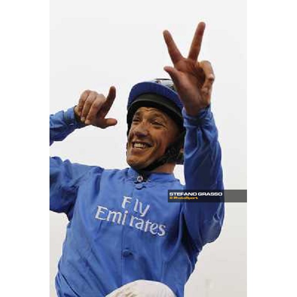 Frankie Dettori celebrates after winning the Godolphin Mile Dubai - Meydan, 26th march 2011 ph.Stefano Grasso