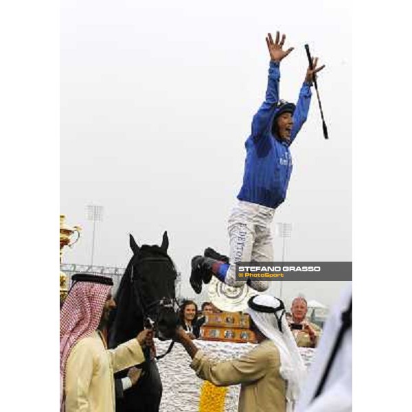 Frankie Dettori jumps from Skysurfers after winning the Godolphin Mile Dubai - Meydan, 26th march 2011 ph.Stefano Grasso