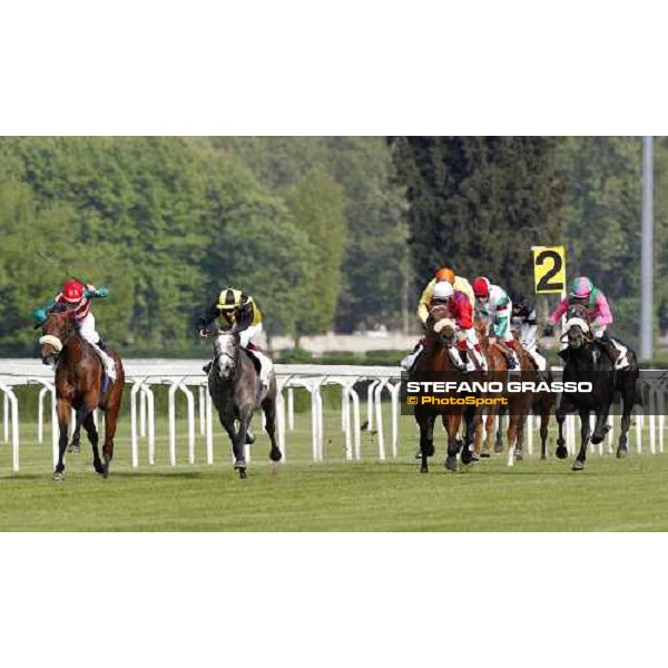 The finish of Premio Emanuele Filiberto won by Umberto Rispoli on Sneak a Peek Milan - San Siro racetrack, 16th april 2011 ph.Stefano Grasso