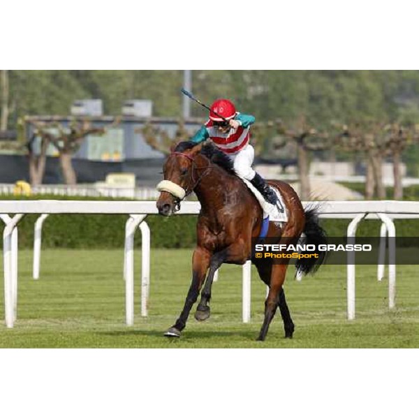 Umberto Rispoli on Sneak a Peek wins the Premio Emanuele Filiberto Milan - San Siro racetrack, 16th april 2011 ph.Stefano Grasso