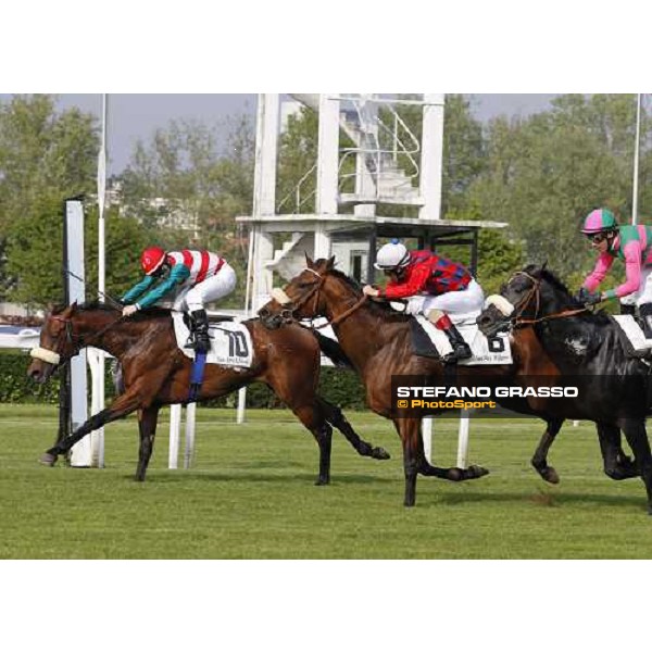The finish of Premio Emanuele Filiberto won by Umberto Rispoli on Sneak a Peek Milan - San Siro racetrack, 16th april 2011 ph.Stefano Grasso