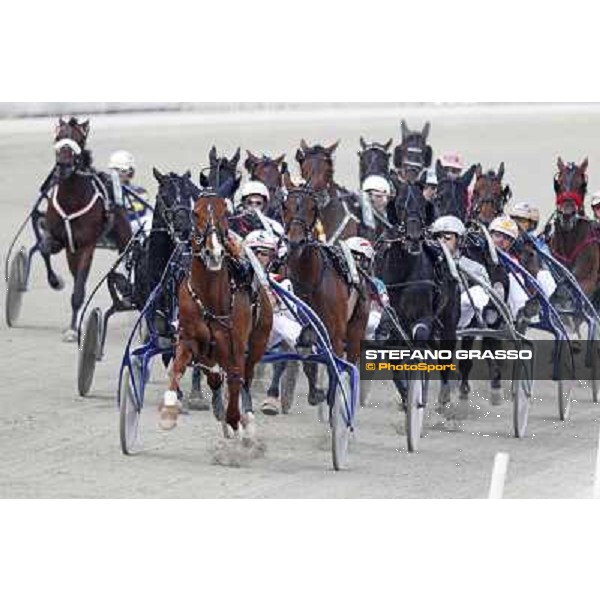 Roberto Vecchione with Nesta Effe leads the group at the first turn of Gran Premio d\'Europa followed by Nephenta Lux and the winner Negresco Milar Milan - San Siro racetrack, 25th april 2011 ph.Stefano Grasso