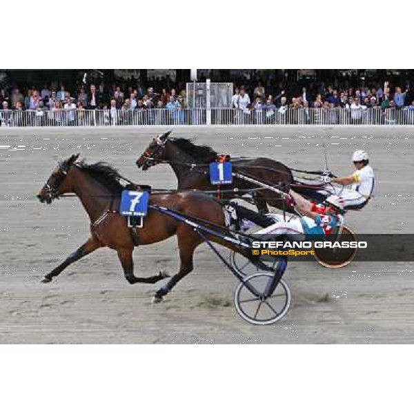 Pietro Gubellini with Nalda Nof wins the Gran Premio d\'Europa Filly beating Roberto Andreghetti with New Star FKS Milan - San Siro racetrack, 25th april 2011 ph.Stefano Grasso