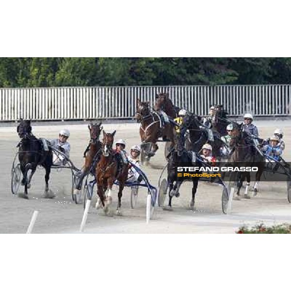 The straight of the Gran Premio d\'Europa - Negresco Milar. Nesta Effe, Nortons Ans and Nepentha Lux Milan- San Siro racetrack, 25th april 2011 ph.Stefano Grasso