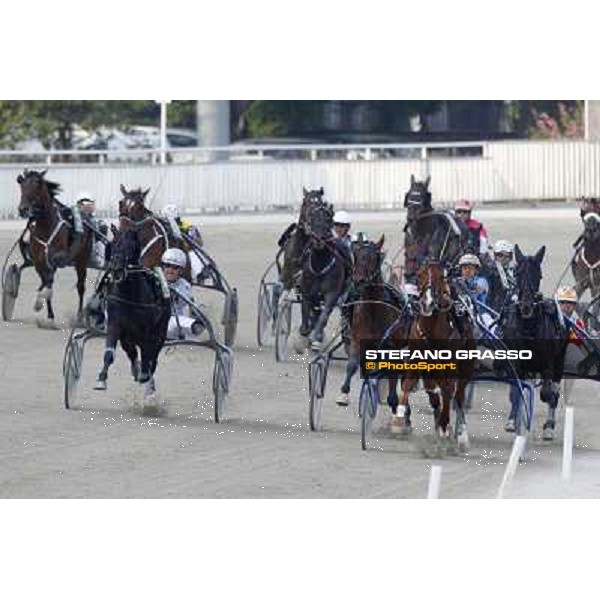 The straight of the Gran Premio d\'Europa - Negresco Milar. Nesta Effe, Nortons Ans and Nepentha Lux Milan- San Siro racetrack, 25th april 2011 ph.Stefano Grasso