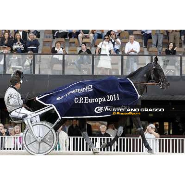 Marco Smorgon parades with Negresco Milar after winning the Gran Premio d\'Europa Milan- San Siro racetrack, 25th april 2011 ph.Stefano Grasso