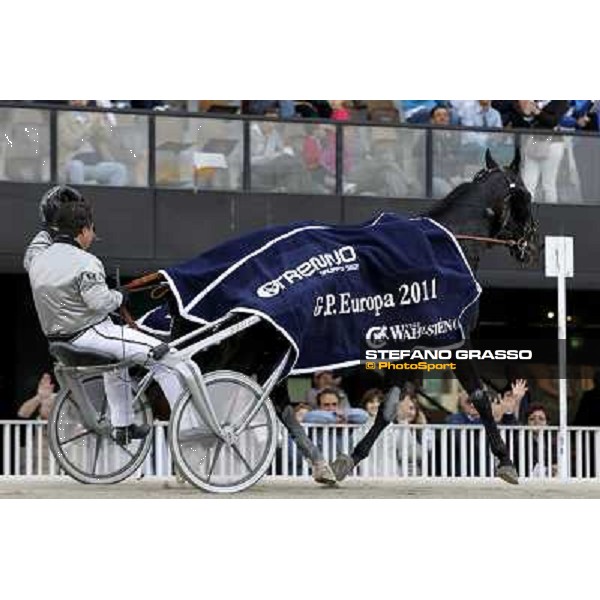 Marco Smorgon parades with Negresco Milar after winning the Gran Premio d\'Europa Milan- San Siro racetrack, 25th april 2011 ph.Stefano Grasso