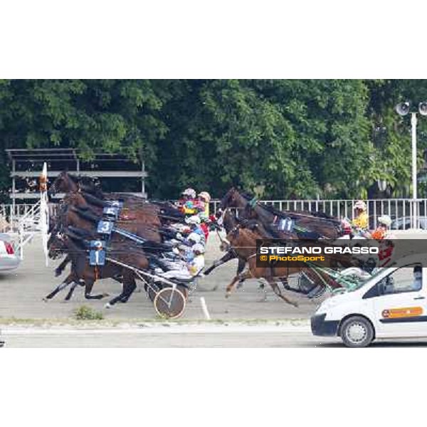 the start of the Gran Premio d\'Europa Filly Milan- San Siro racetrack, 25th april 2011 ph.Stefano Grasso