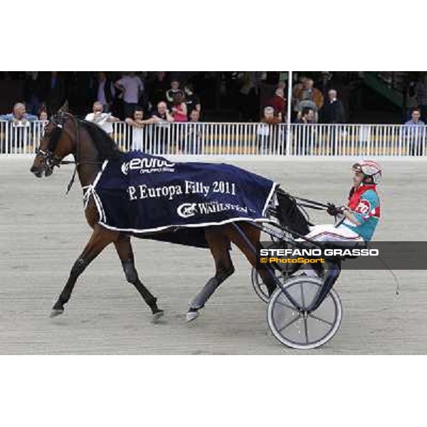 Pietro Gubellini with Nalda Nof parades after winning the Gran Premio d\'Europa Filly Milan- San Siro racetrack, 25th april 2011 ph.Stefano Grasso