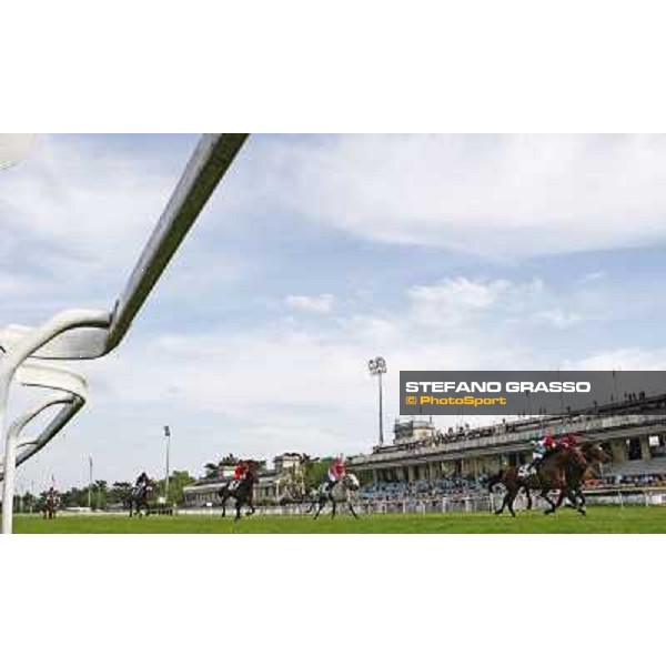 Dario Vargiu on Cima de Pluie wins the Premio Ambrosiano beating Pierantonio Convertino on Estejo Milan- San Siro racetrack, 24th april 2011 ph.Stefano Grasso