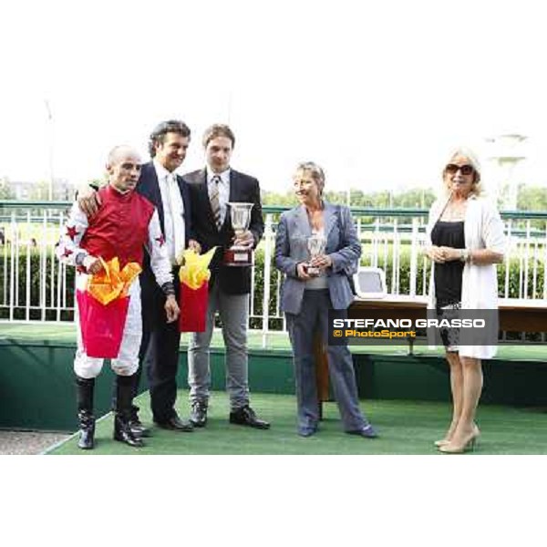 the prize giving ceremony of Premio Ambrosiano- Isabella Bezzera, Franca Vittadini, the owner of Cima de Pluie, Bruno Grizzetti and Dario Vargiu Milan- San Siro racetrack, 24th april 2011 ph.Stefano Grasso