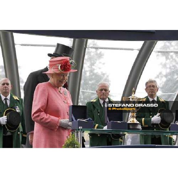 The Queen during the prize giving ceremony of the Gold Cup Ascot - Royal Ascot - Third Day, 16th june 14 2011 ph.Stefano Grasso - www.stefanograsso.com