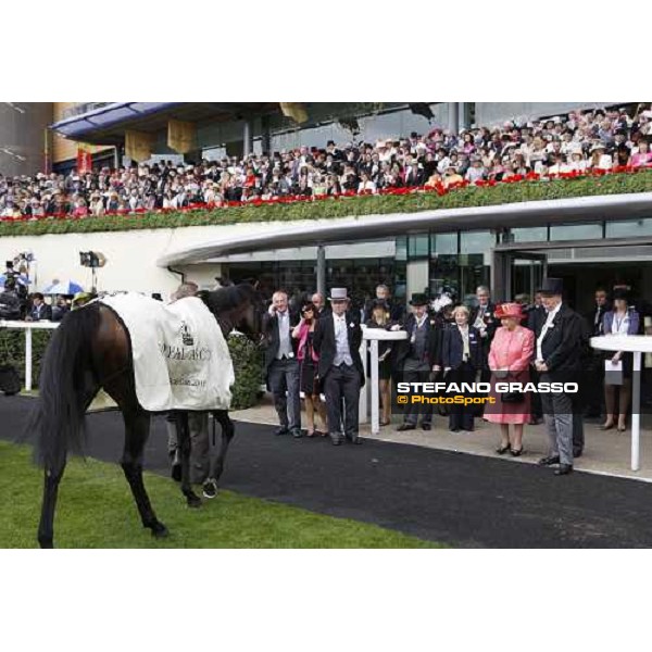 The Queen watchs Fame and Glory walking after winning the Gold Cup Ascot - Royal Ascot - Third Day, 16th june 14 2011 ph.Stefano Grasso - www.stefanograsso.com