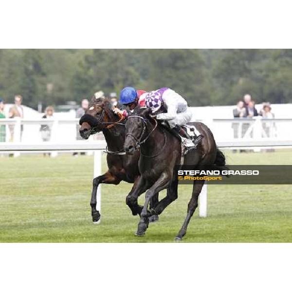 Kevin Manning on Banimpire wins the Ribblesdale Stakes beating Richard Hughes on Field of Miracles Ascot - Royal Ascot - Third Day, 16th june 2011 ph.Stefano Grasso - www.stefanograsso.com