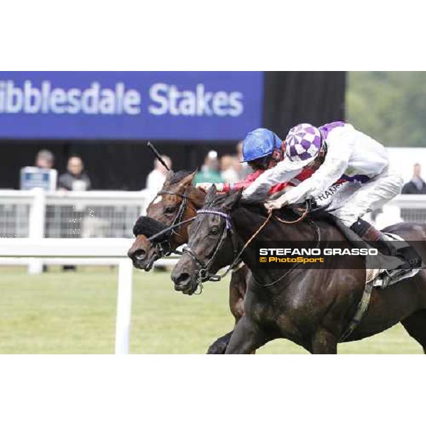 Kevin Manning on Banimpire wins the Ribblesdale Stakes beating Richard Hughes on Field of Miracles Ascot - Royal Ascot - Third Day, 16th june 2011 ph.Stefano Grasso - www.stefanograsso.com