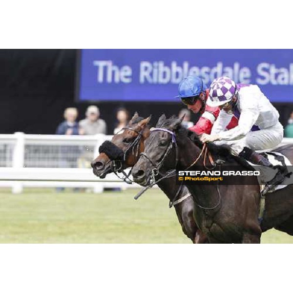 Kevin Manning on Banimpire wins the Ribblesdale Stakes beating Richard Hughes on Field of Miracles Ascot - Royal Ascot - Third Day, 16th june 2011 ph.Stefano Grasso - www.stefanograsso.com