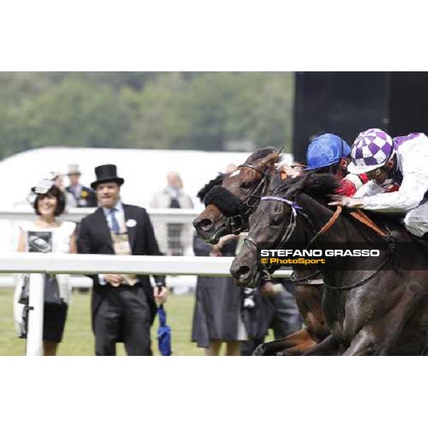 Kevin Manning on Banimpire wins the Ribblesdale Stakes beating Richard Hughes on Field of Miracles Ascot - Royal Ascot - Third Day, 16th june 2011 ph.Stefano Grasso - www.stefanograsso.com