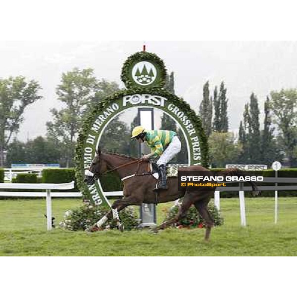 James Reveley and Chercheur d\'Or win the 72° Gran Premio Merano Forst Merano, Maia racetrack, 25th sept.2011 ph.Stefano Grasso