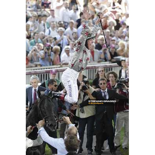 Frankie Dettori jumps from Dabirsim celebrating his 500 victories in group races Paris, 2nd oct.2011 ph.Stefano Grasso